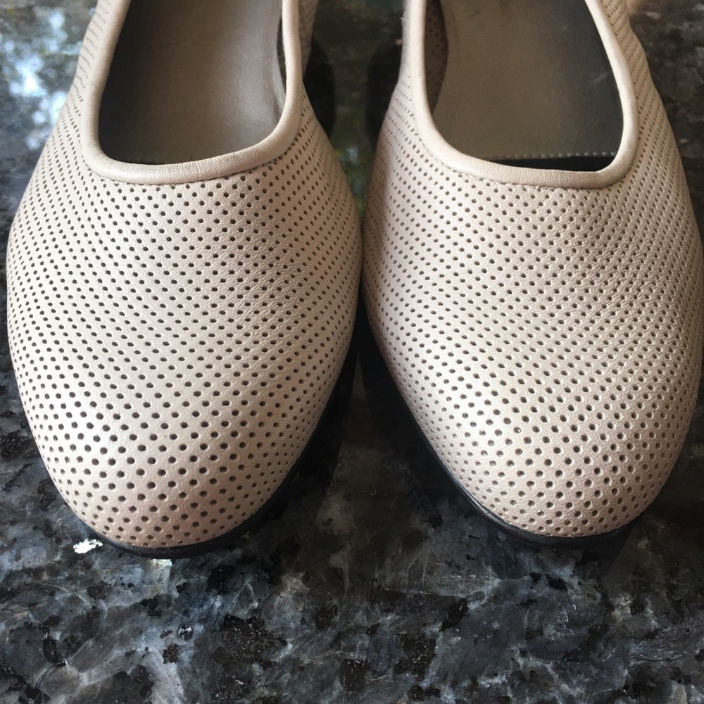 Ros Hommerson Low Heel Wedge Size 9N